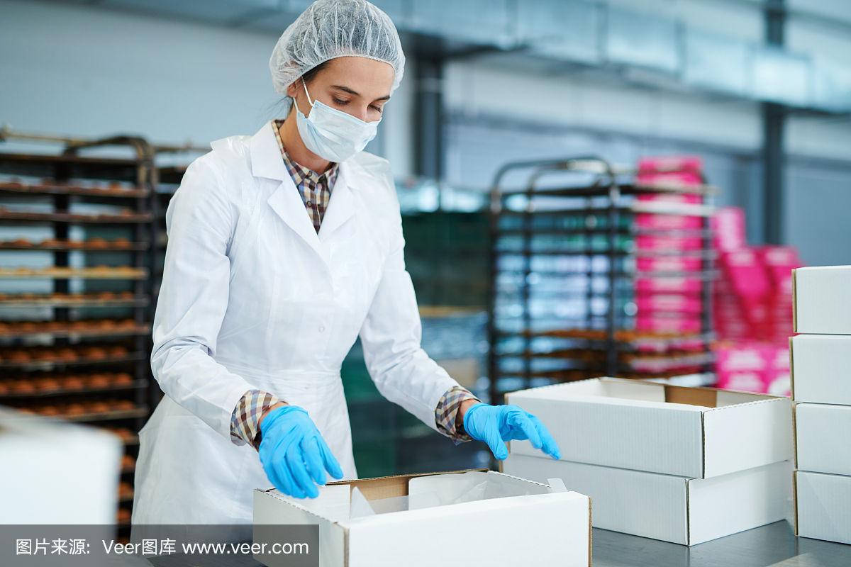 糖果工厂工人准备包装